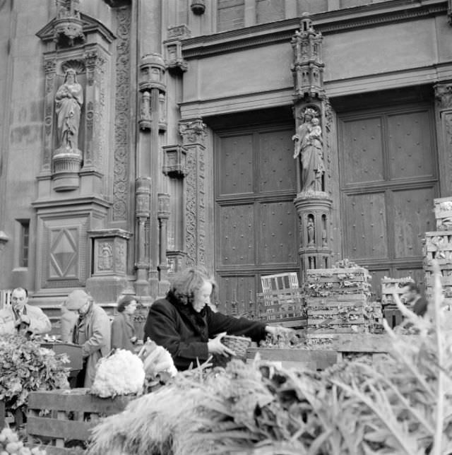 Stunning Photos of Les Halles, Paris Food Market in the 1950s