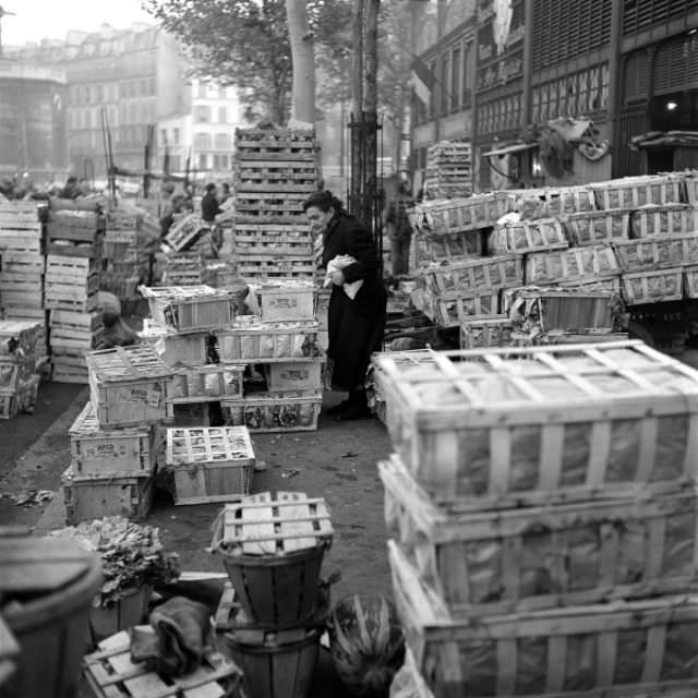 Stunning Photos of Les Halles, Paris Food Market in the 1950s