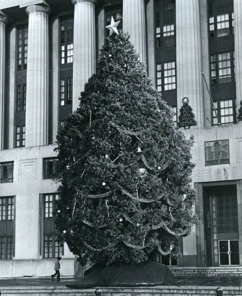 Christmas tree at the Davidson County Courthouse, Nashville, Tennessee, 1974