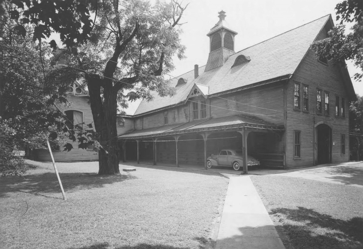 Barn and automobile at Belle Meade Plantation, 1940