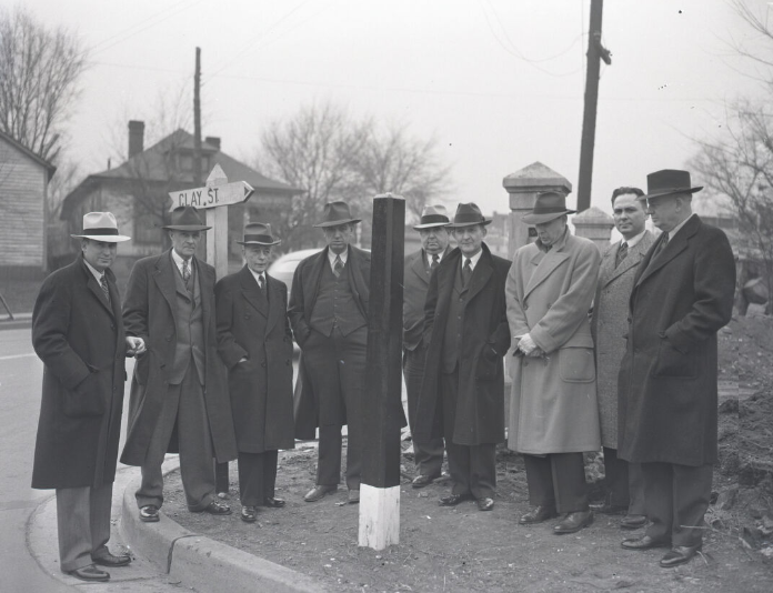 City officials place first street marker, Nashville, Tennessee, 1941