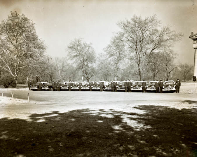 Nashville Police Department vehicles and officers at the Parthenon, 1950s