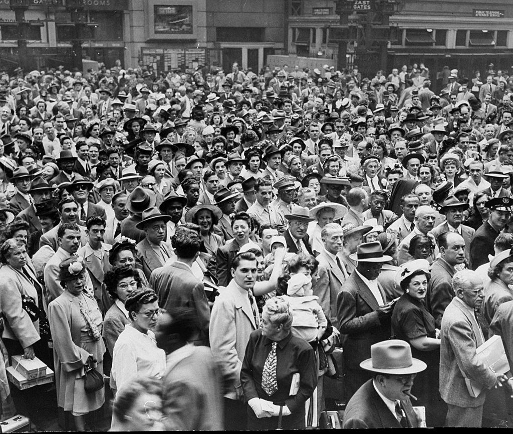 Crowds at Pennsylvania Station leaving New York for the holidays, 1948