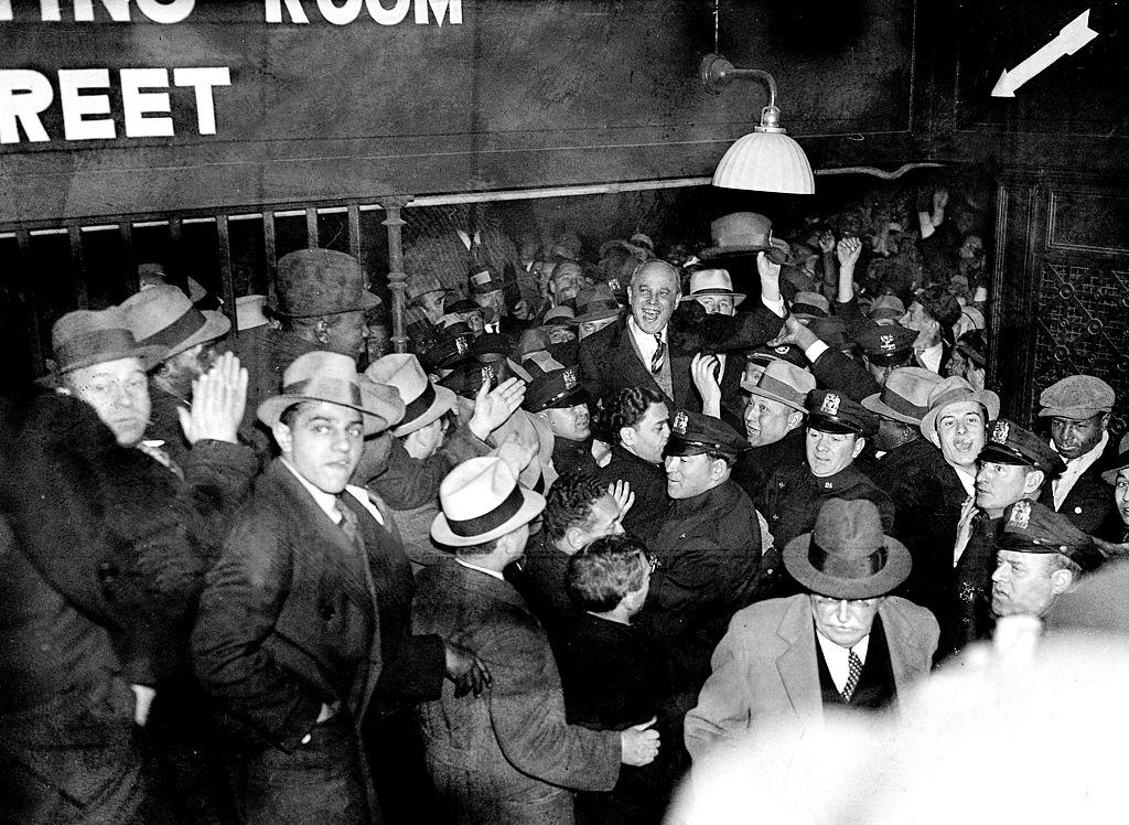 Wildly cheering, 3,000 men, women and children gather at Pen, 1933