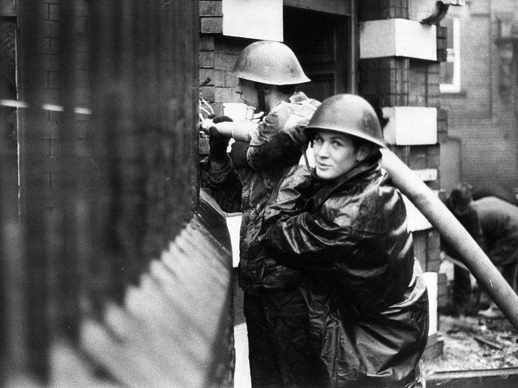 Army personnel take over the duties of the firefighter during the firemen's strike in 1977