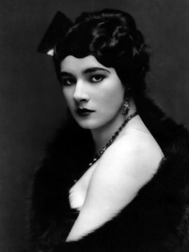 Nita Naldi: Life Story and Glamourous Photos of the Most Outrageous Vamp of the 1920s