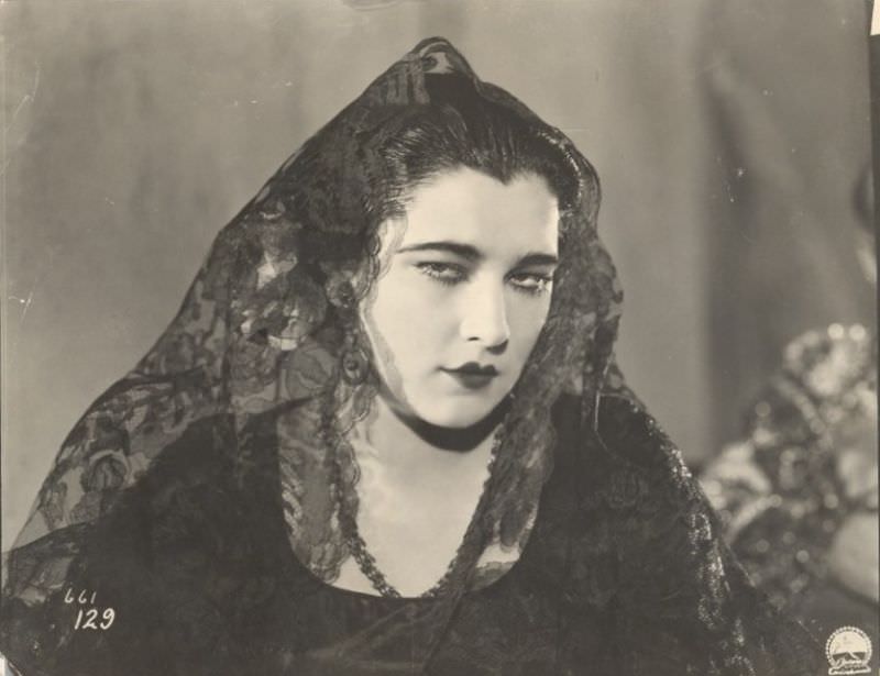 Nita Naldi: Life Story and Glamourous Photos of the Most Outrageous Vamp of the 1920s