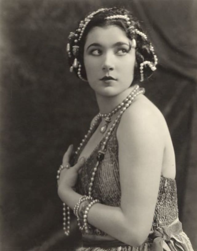 Nita Naldi: Life Story and Glamourous Photos of the Most Outrageous Vamp of the 1920s