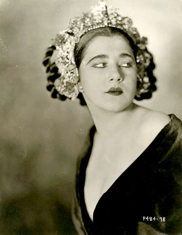 Nita Naldi: Life Story and Glamourous Photos of the Most Outrageous Vamp of the 1920s