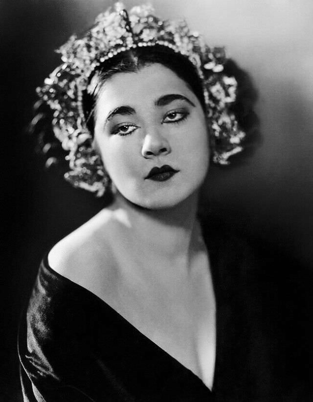 Nita Naldi: Life Story and Glamourous Photos of the Most Outrageous Vamp of the 1920s