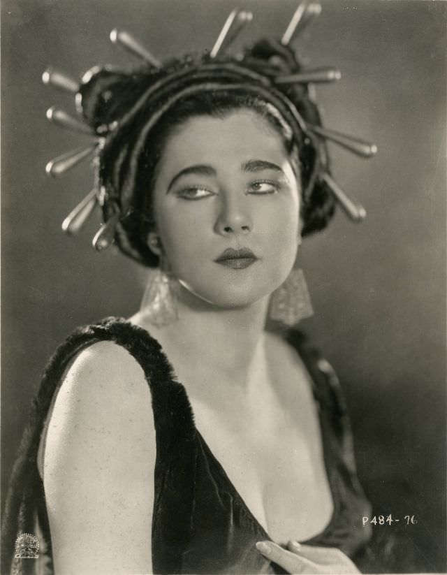Nita Naldi: Life Story and Glamourous Photos of the Most Outrageous Vamp of the 1920s