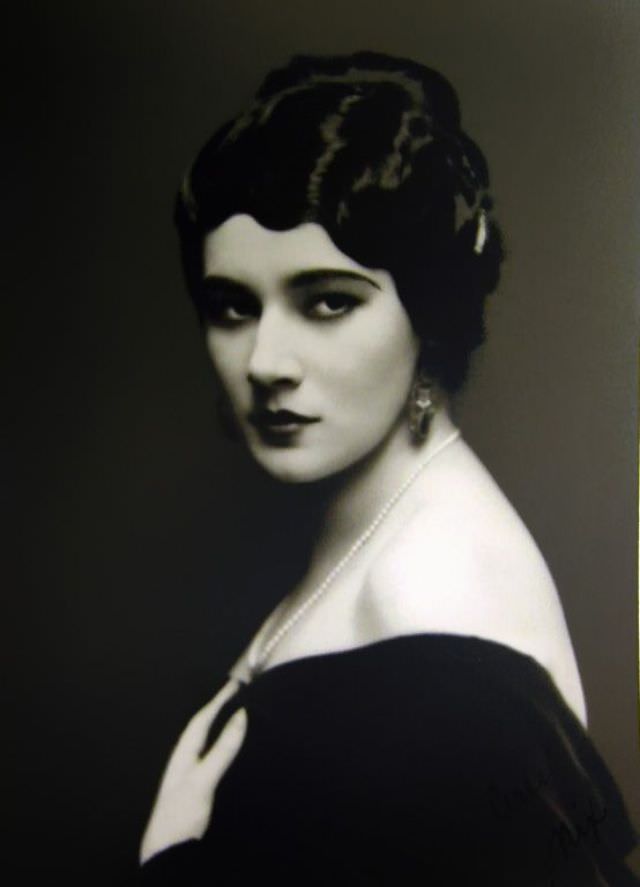 Nita Naldi: Life Story and Glamourous Photos of the Most Outrageous Vamp of the 1920s