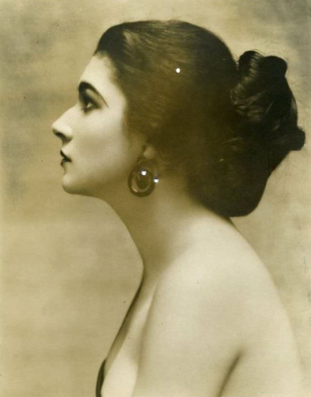 Nita Naldi: Life Story and Glamourous Photos of the Most Outrageous Vamp of the 1920s
