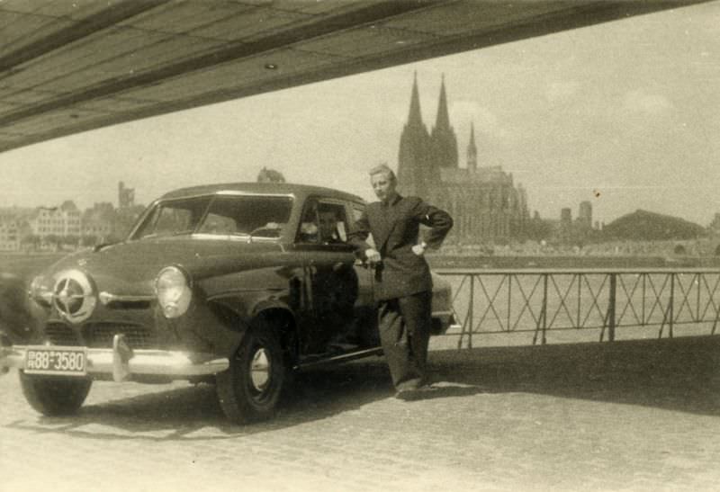 Two men posing with a 1950 Studebaker Champion in Cologne, 1950