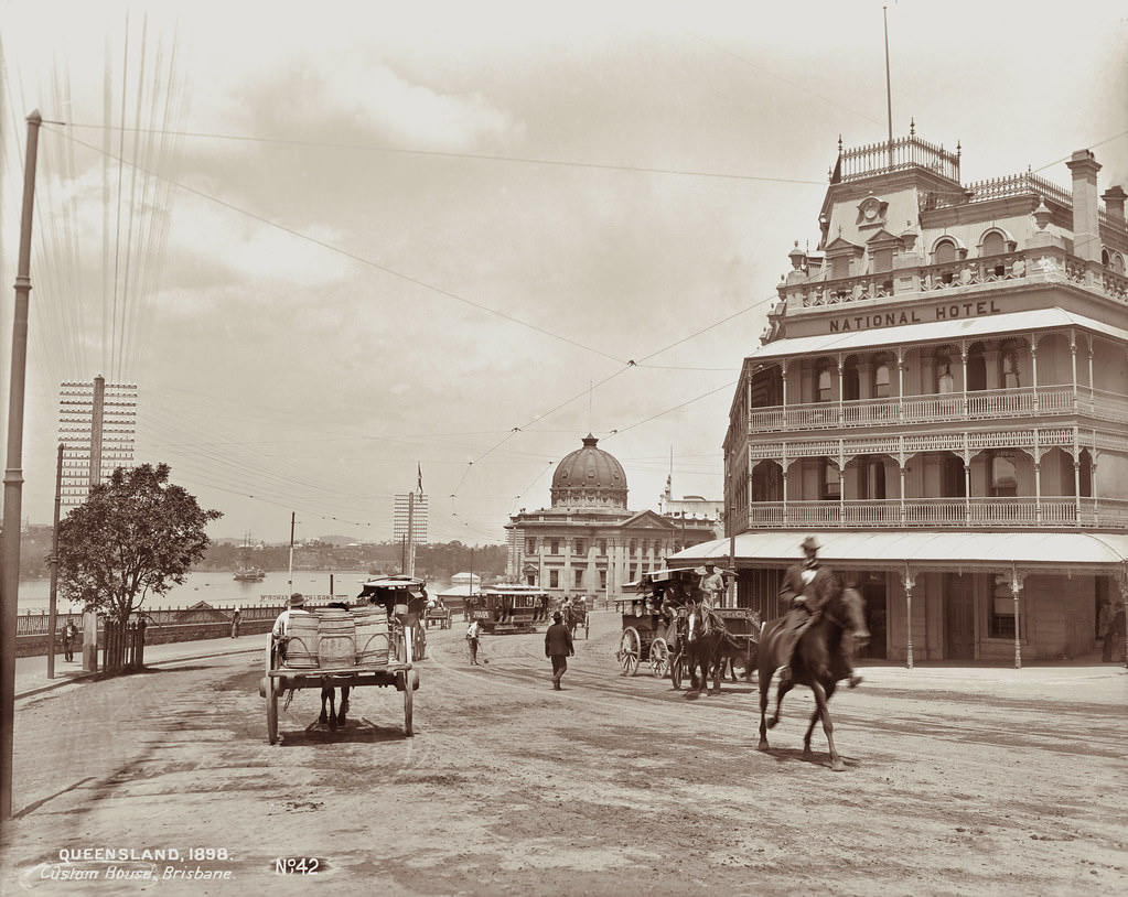 Petrie Bight showing National Hotel and Customs House, Brisbane, 1898