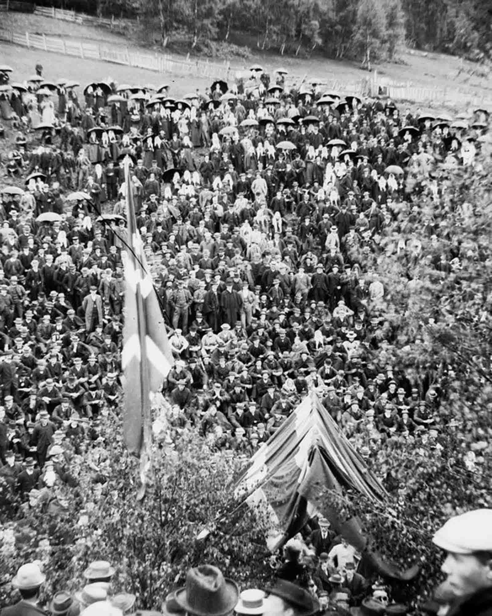 Six thousand people attend a speech by writer Bjørnstjerne Bjørnson in Prestadalen, Sogndal.