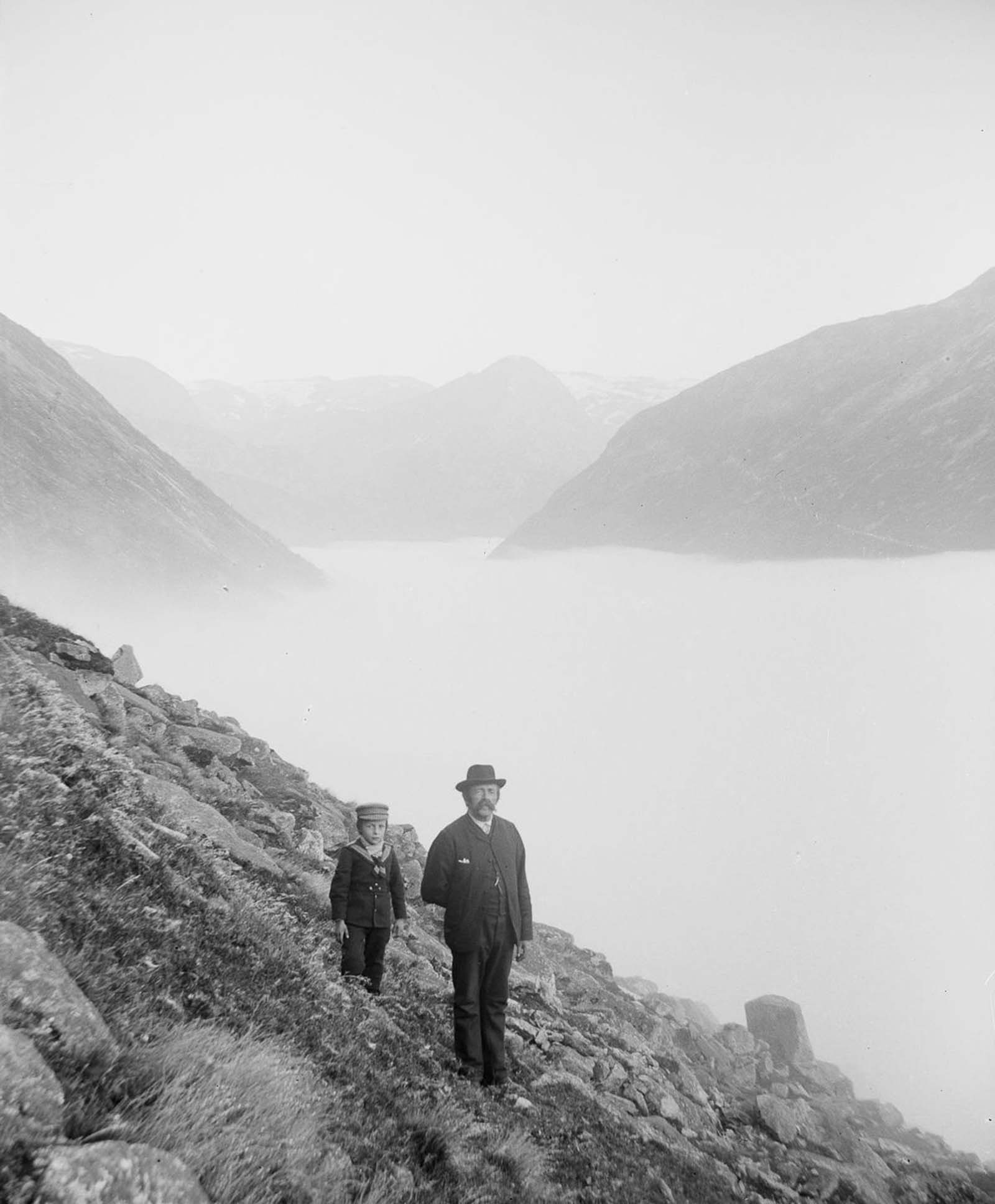 Tøger L. Kronen (1843-1909) and his son Tøger Kronen (1891-1969) in Jostedalen.