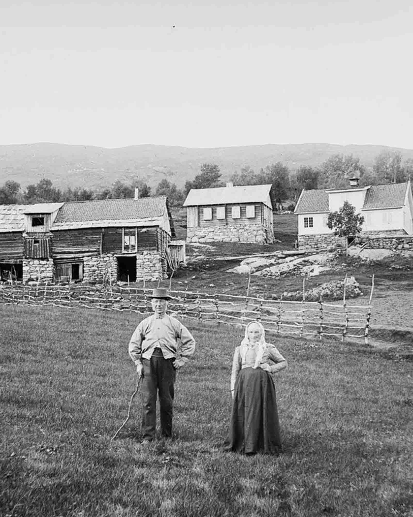 Johannes Gjerde and Marta Tuftene at the Resaland farm in Sogndalsdalen.