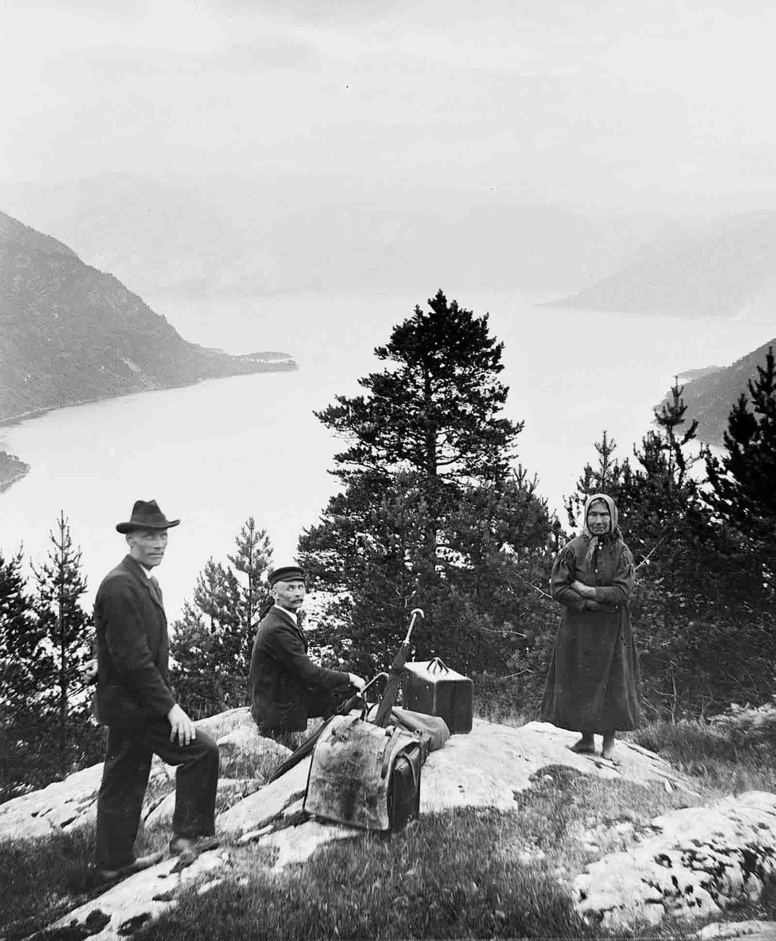 Travelers with Songdalsfjorden in the background.