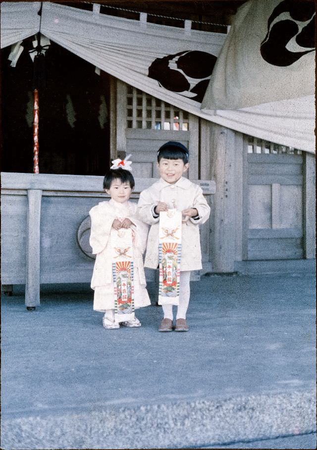 Two children in Japanses traditional fashion