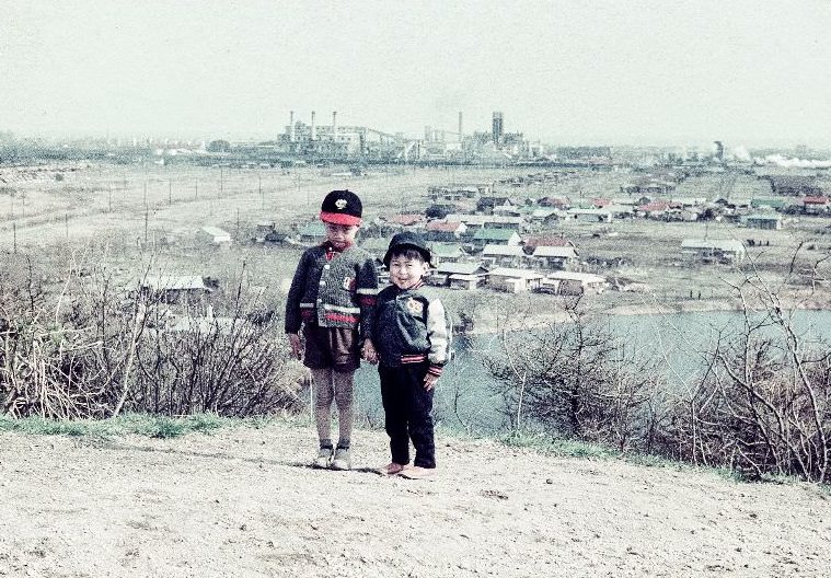 Two boys in Japan in the 1950s, one wearing a Yomiuri Giants jacket