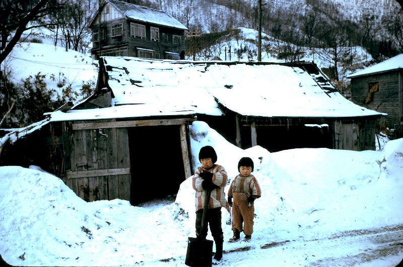 Ainu children at Noboribetsu