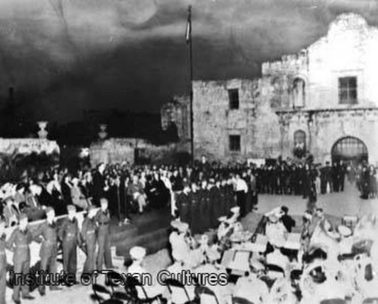 Man speaking outside the Alamo, 1935