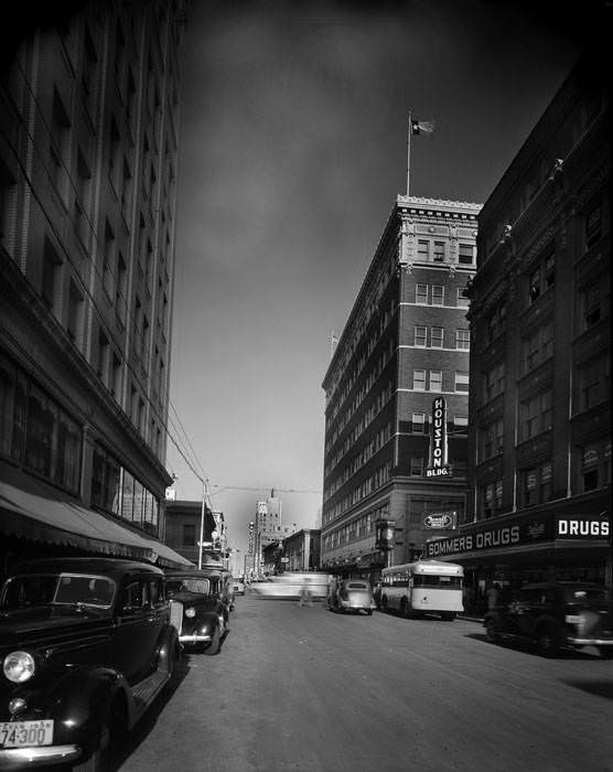 W. Houston Street looking east toward intersection of Main Avenue, San Antonio, 1939