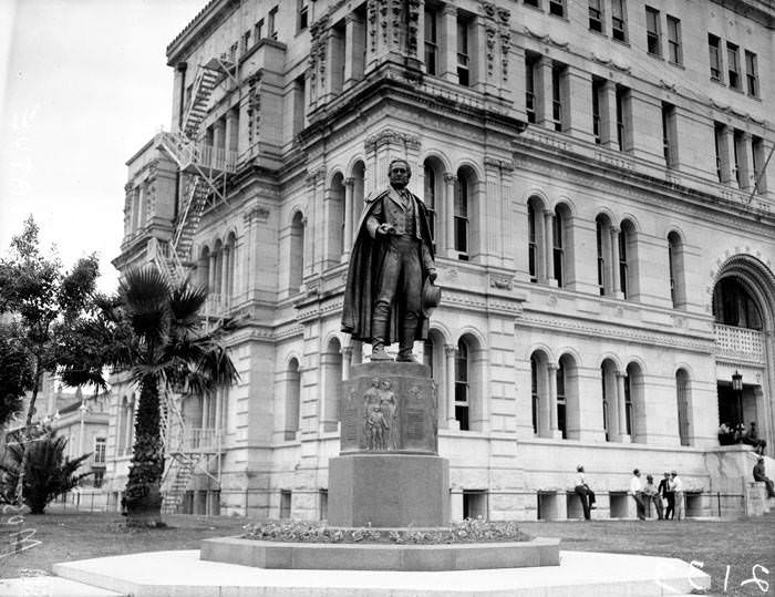 Moses Austin statue in Military Plaza, 1939