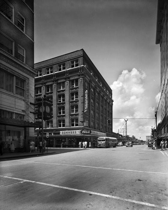 W. Houston Street looking west toward intersection of Main Avenue, San Antonio, 1939