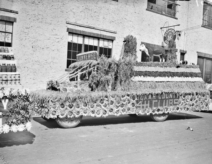 Floats in the 1937 Battle of Flowers Parade,1939
