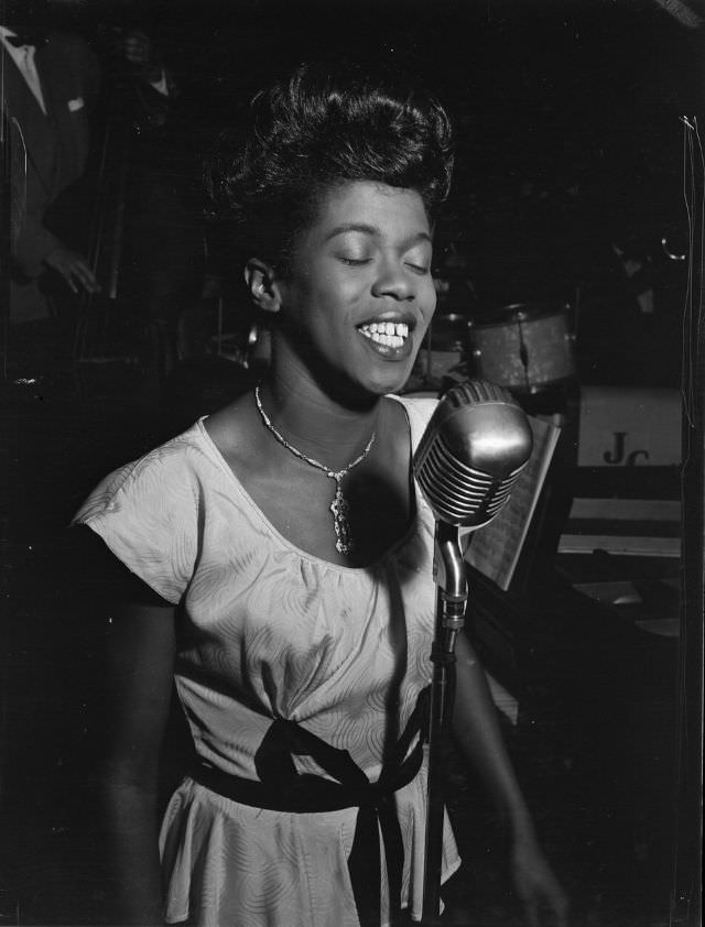 Sarah Vaughan: Life Story and Beautiful Photos of One of the Most Wondrous Voices of the 20th Century