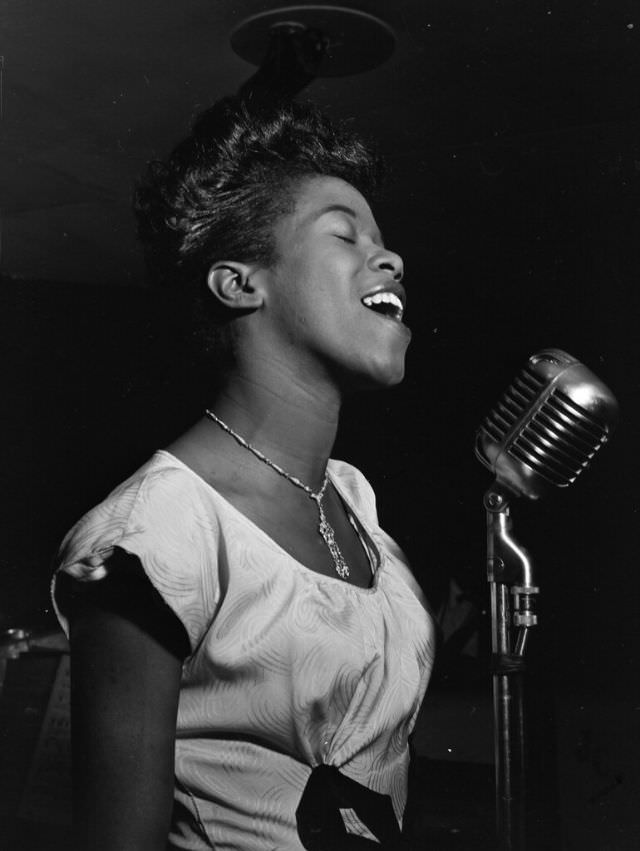 Sarah Vaughan: Life Story and Beautiful Photos of One of the Most Wondrous Voices of the 20th Century