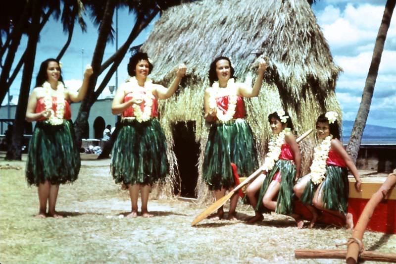 Gorgeous Photos of Women in Hula Dance Outfits from the 1940s