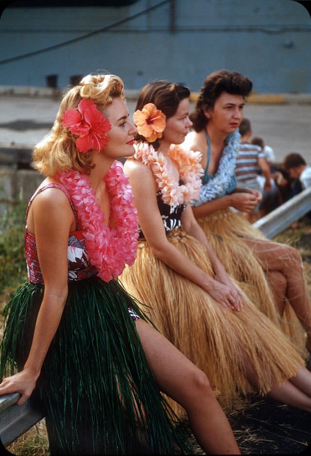 Gorgeous Photos of Women in Hula Dance Outfits from the 1940s