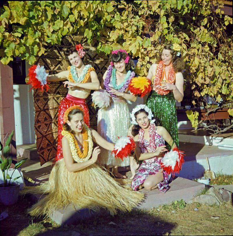 Gorgeous Photos of Women in Hula Dance Outfits from the 1940s