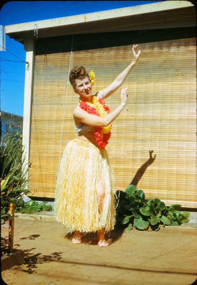 Gorgeous Photos of Women in Hula Dance Outfits from the 1940s