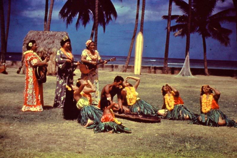 Gorgeous Photos of Women in Hula Dance Outfits from the 1940s