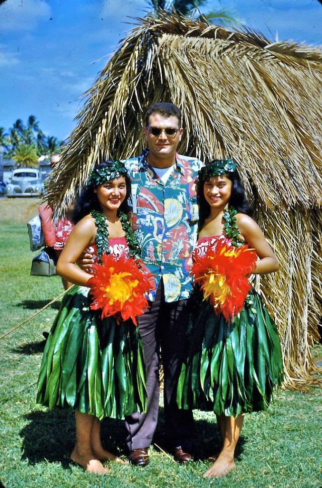 Gorgeous Photos of Women in Hula Dance Outfits from the 1940s