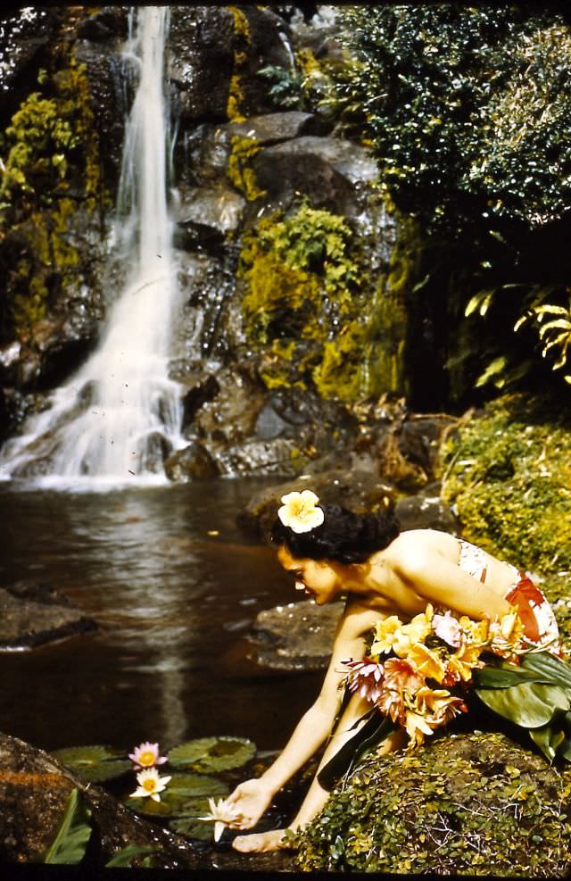 Gorgeous Photos of Women in Hula Dance Outfits from the 1940s