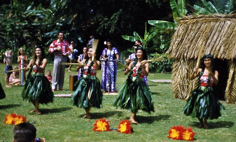 Gorgeous Photos of Women in Hula Dance Outfits from the 1940s