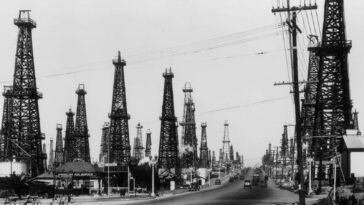 Amazing Historical Photos of California Swarming with Oil Derricks from the Early 20th Century