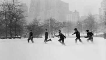 Stunning Photos of Children Playing in the Snow from the Past