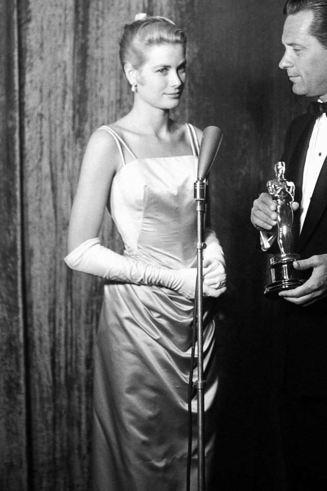 Stunning Photos of Grace Kelly after Winning an Oscar at the 27th Annual Academy Awards, 1955