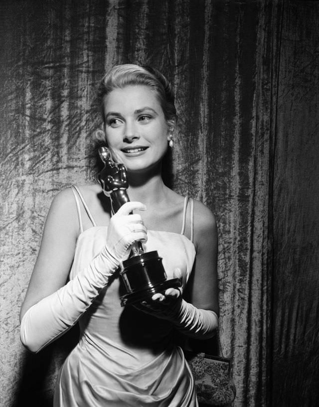 Stunning Photos of Grace Kelly after Winning an Oscar at the 27th Annual Academy Awards, 1955