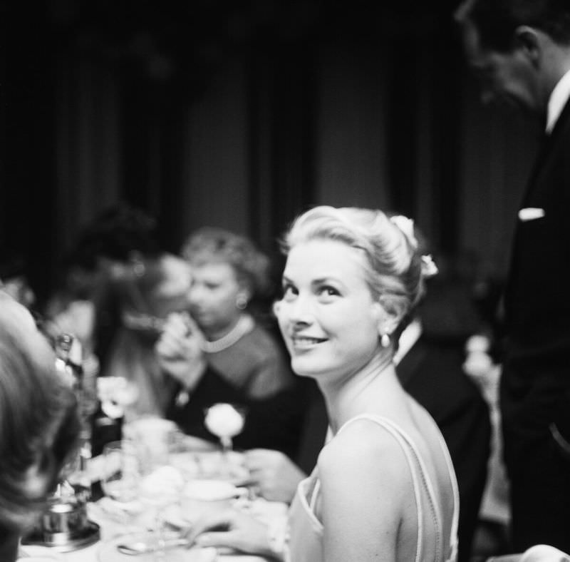 Stunning Photos of Grace Kelly after Winning an Oscar at the 27th Annual Academy Awards, 1955