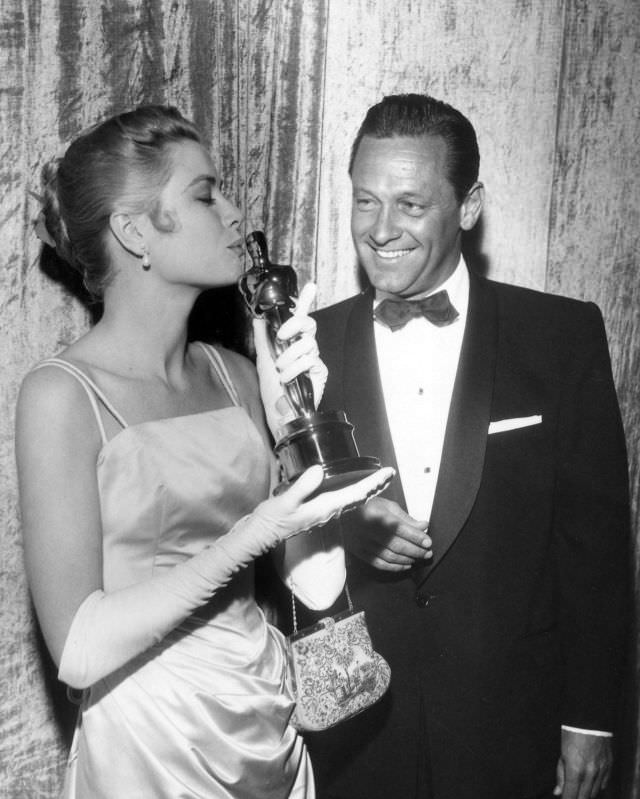 Stunning Photos of Grace Kelly after Winning an Oscar at the 27th Annual Academy Awards, 1955