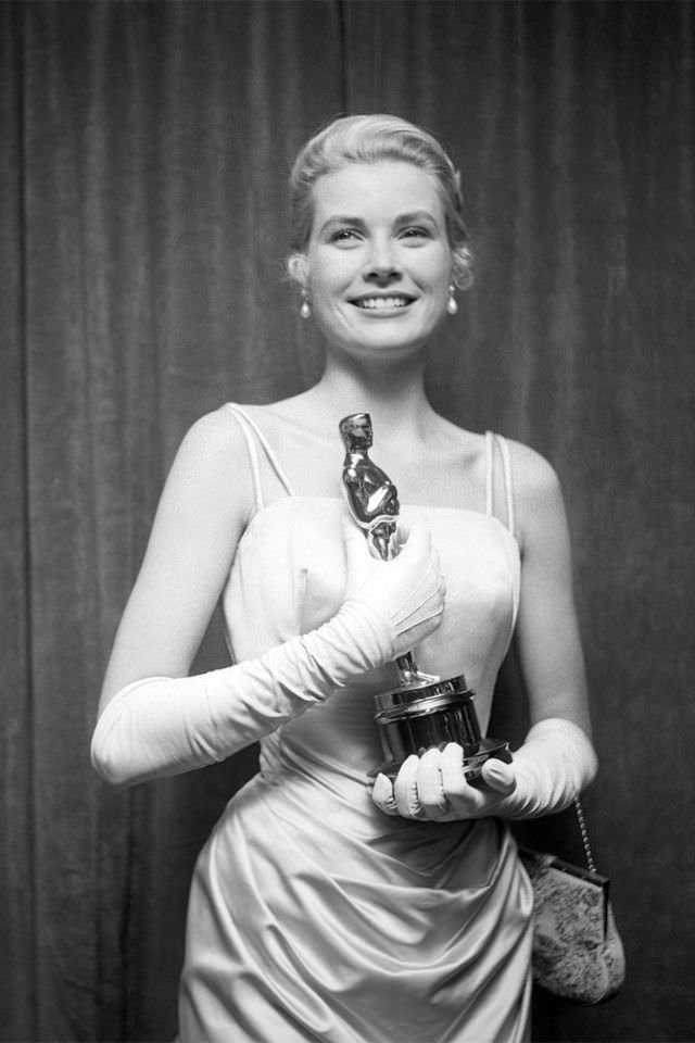 Stunning Photos of Grace Kelly after Winning an Oscar at the 27th Annual Academy Awards, 1955