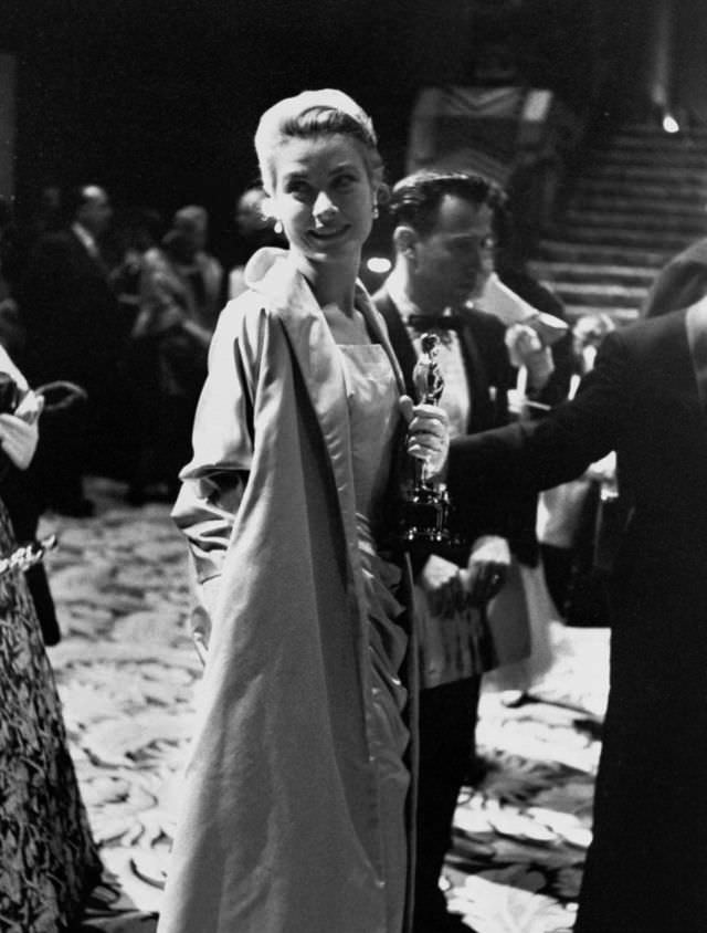 Stunning Photos of Grace Kelly after Winning an Oscar at the 27th Annual Academy Awards, 1955