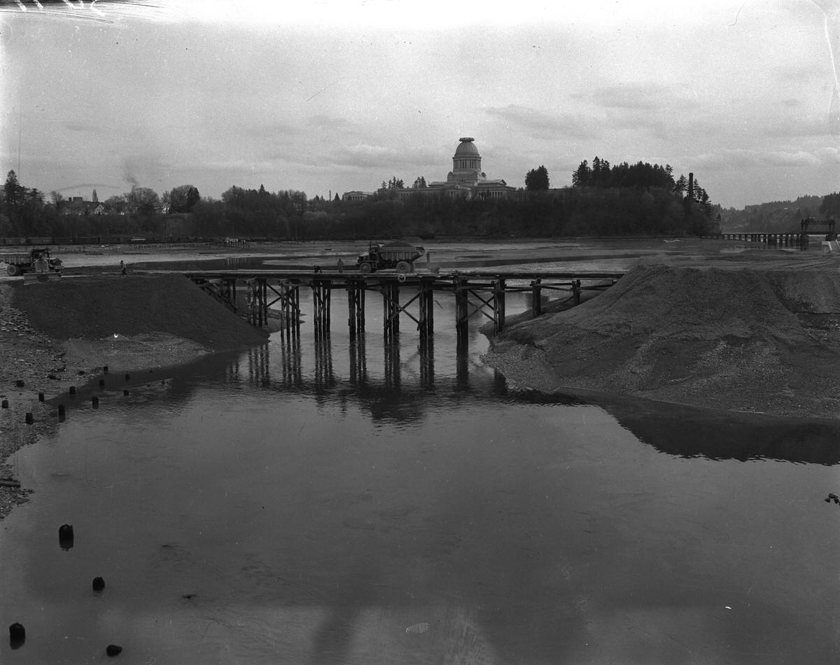 Deschutes Dam construction, 1950